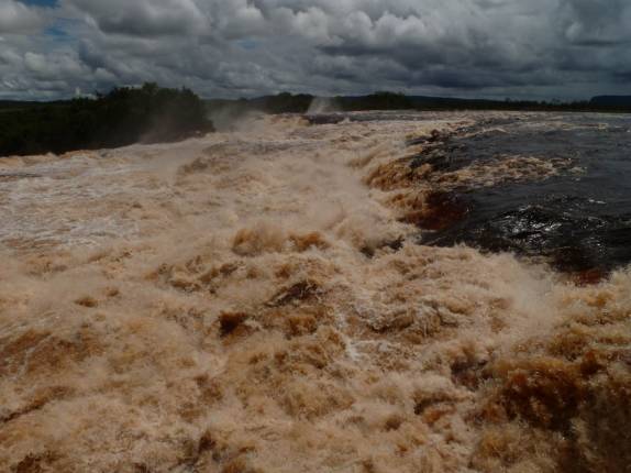 A fúria do rio após a noite de chuva em Canaima, no sul da Venezuela